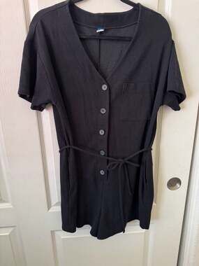 Old Navy Textured-Knit Utility Short-Sleeve V-Neck Romper with Tie-Belt in Black